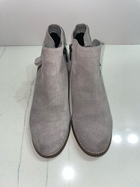Blondo Liam Light Grey Suede Ankle Booties with Side Zip Women’s Size 7 1/2